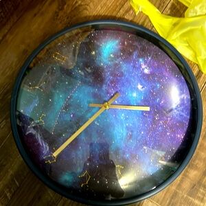 I’m a teenager and can’t figure out how to get it to move, (cool display clock)